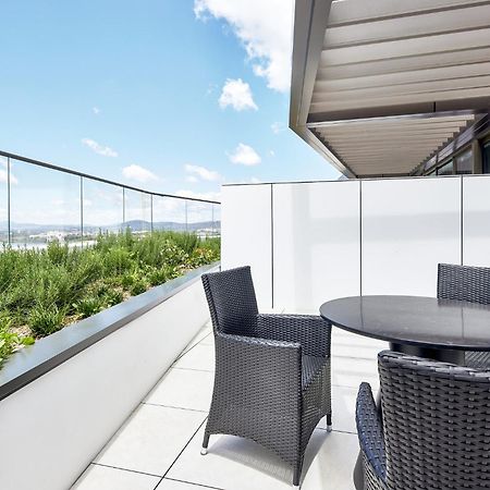 Meriton Suites Canberra Camberra Exterior foto A balcony