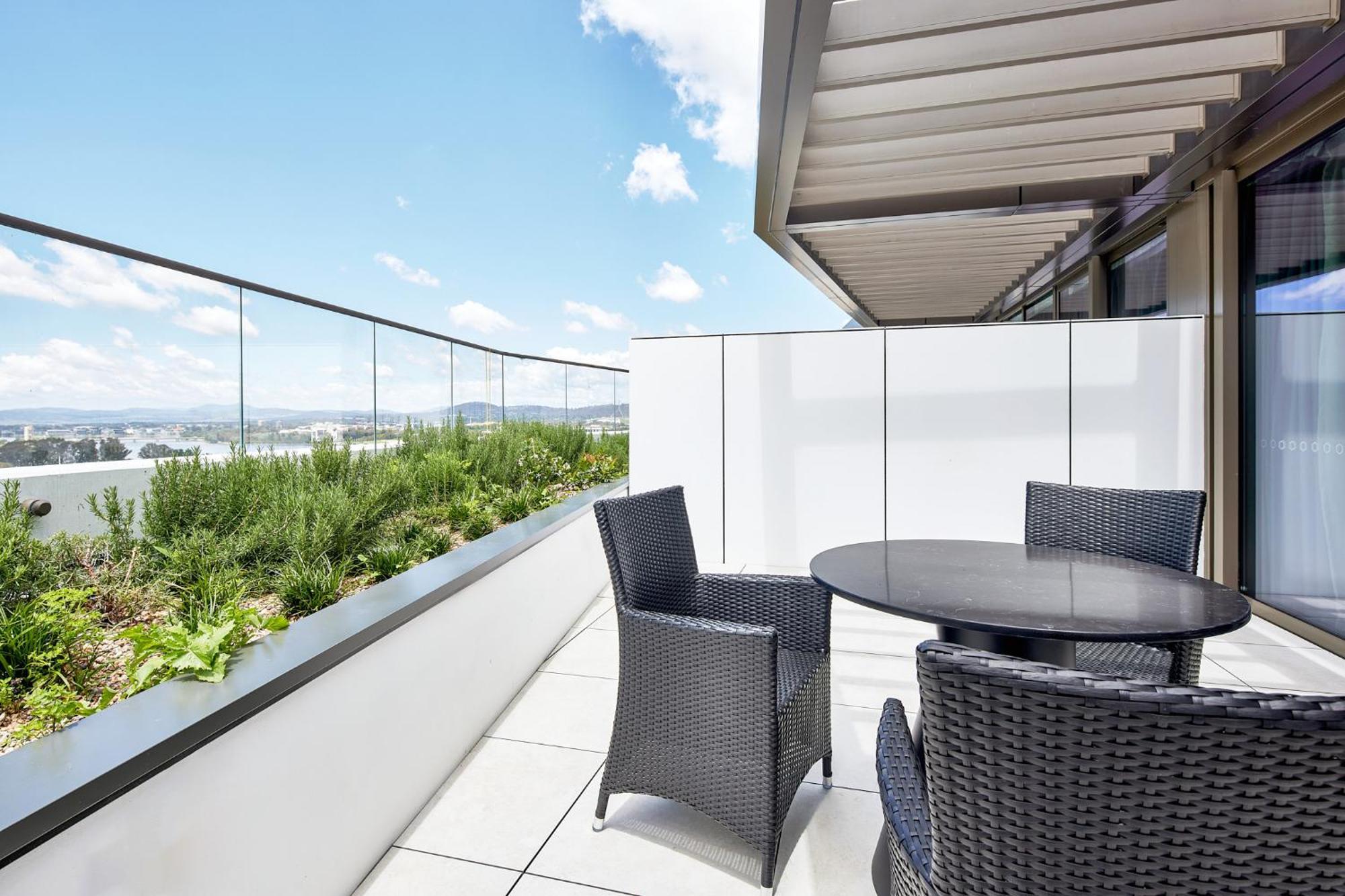 Meriton Suites Canberra Camberra Exterior foto A balcony