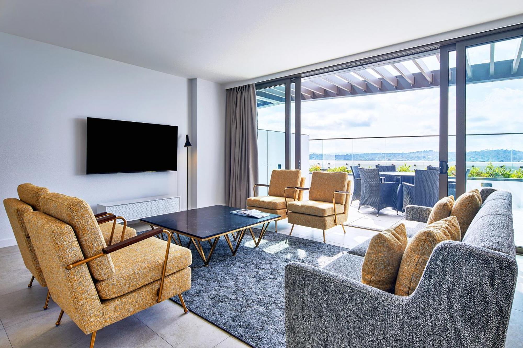 Meriton Suites Canberra Camberra Exterior foto A living room at the hotel