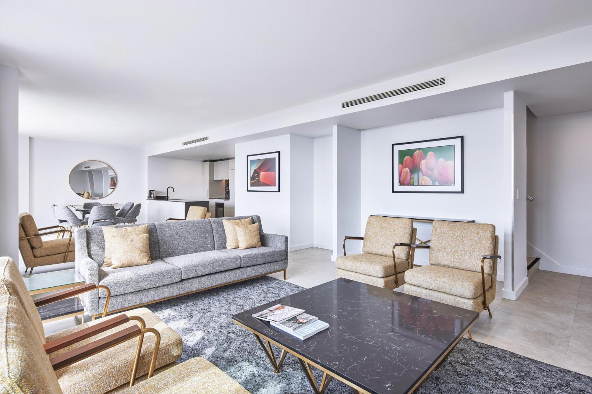Meriton Suites Canberra Camberra Exterior foto The interior of a suite at the hotel