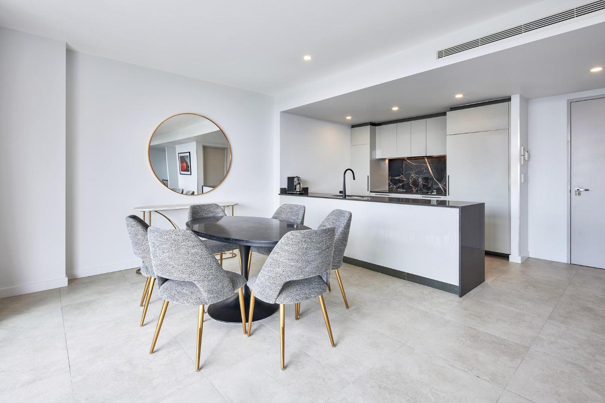 Meriton Suites Canberra Camberra Exterior foto A typical apartment interior