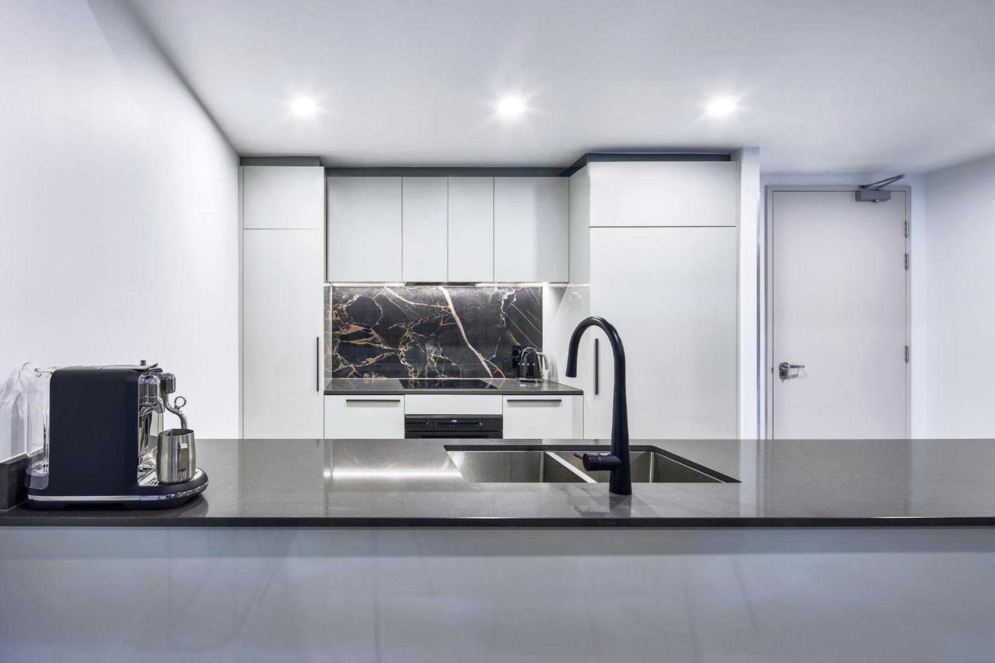 Meriton Suites Canberra Camberra Exterior foto A kitchen
