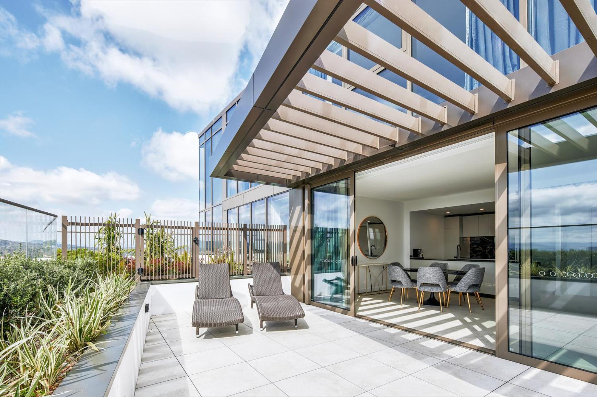 Meriton Suites Canberra Camberra Exterior foto The rooftop terrace