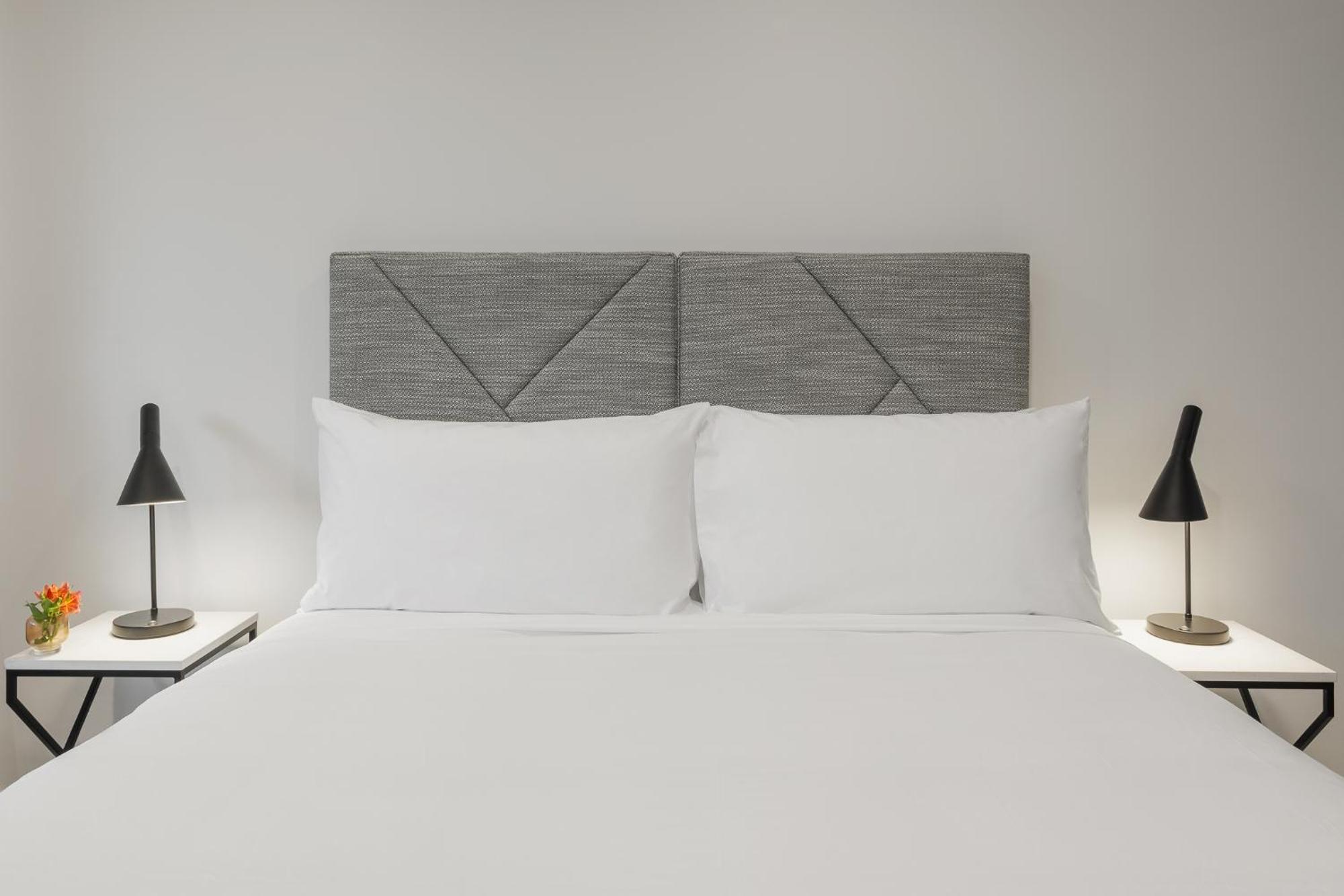 Meriton Suites Canberra Camberra Exterior foto A bed with a headboard