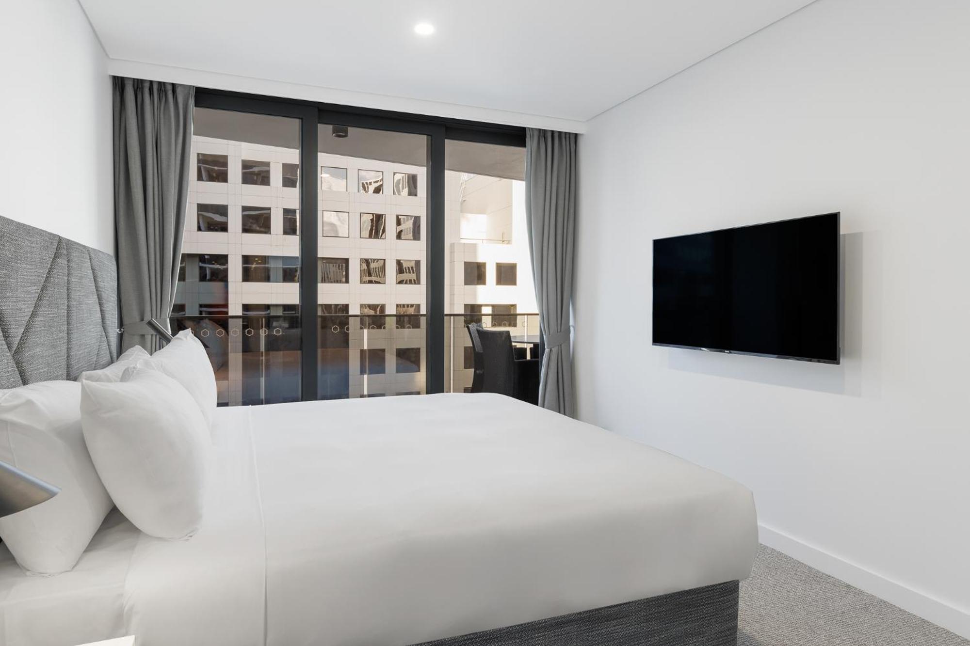 Meriton Suites Canberra Camberra Exterior foto A bedroom at the hotel