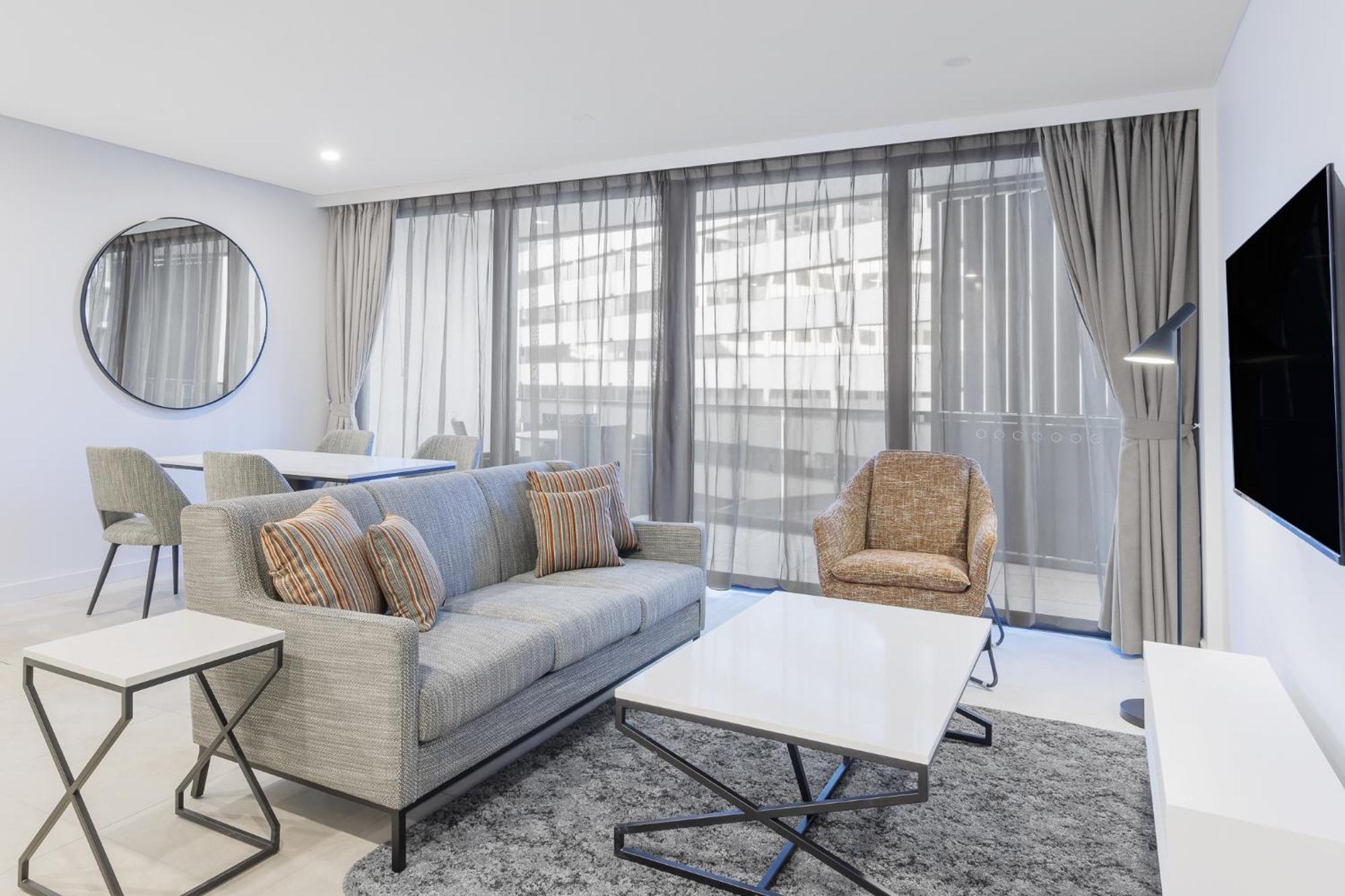 Meriton Suites Canberra Camberra Exterior foto The interior of a typical apartment
