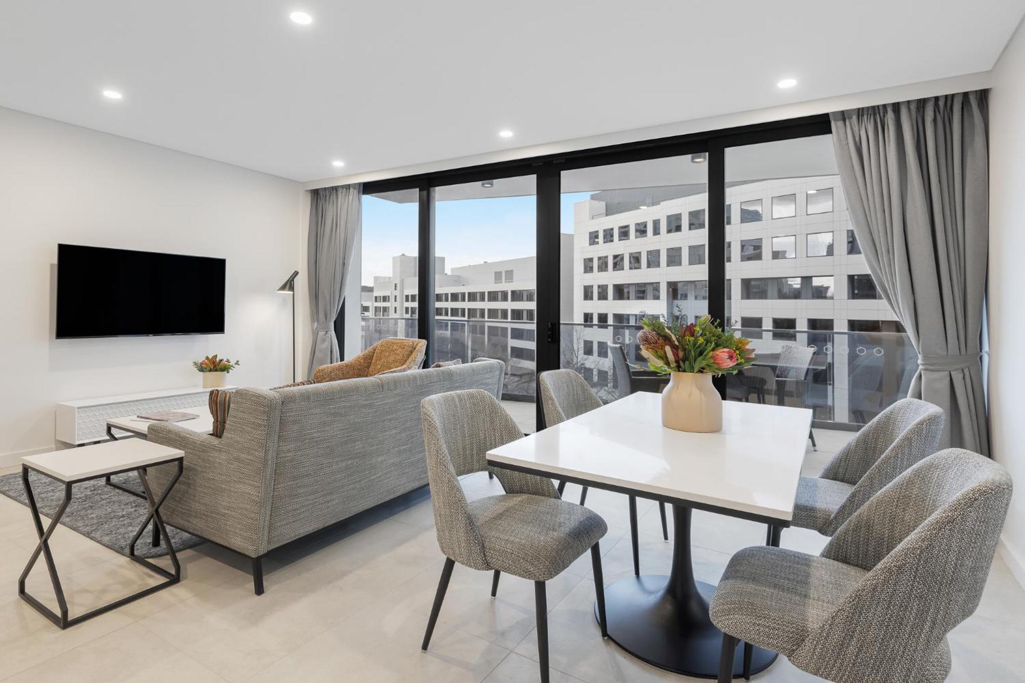 Meriton Suites Canberra Camberra Exterior foto The interior of a typical apartment