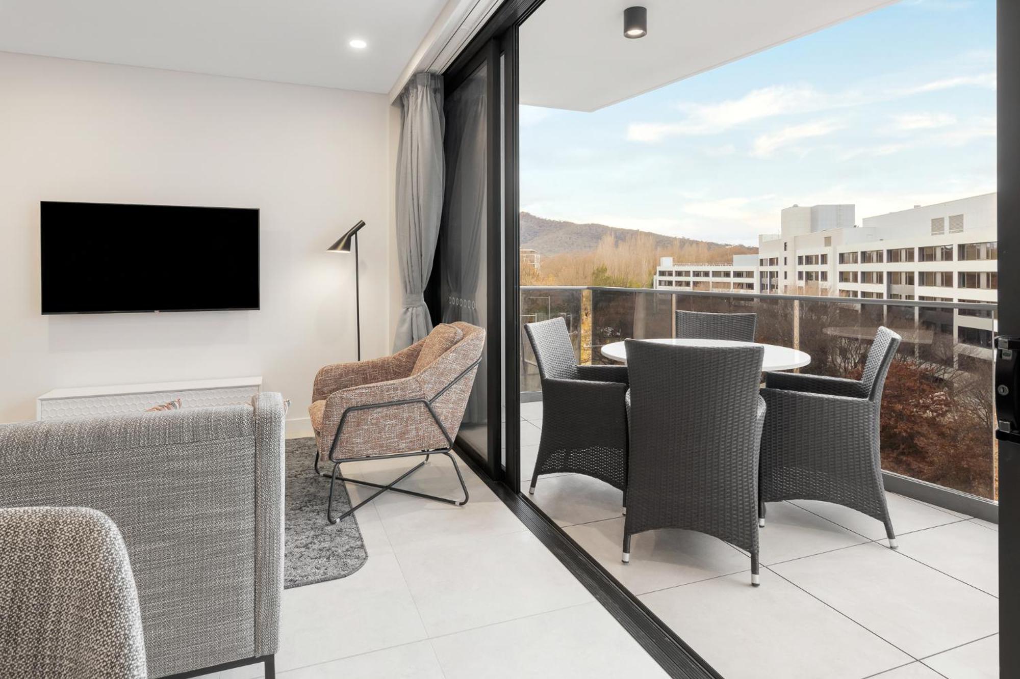 Meriton Suites Canberra Camberra Exterior foto The interior of a typical apartment at the complex
