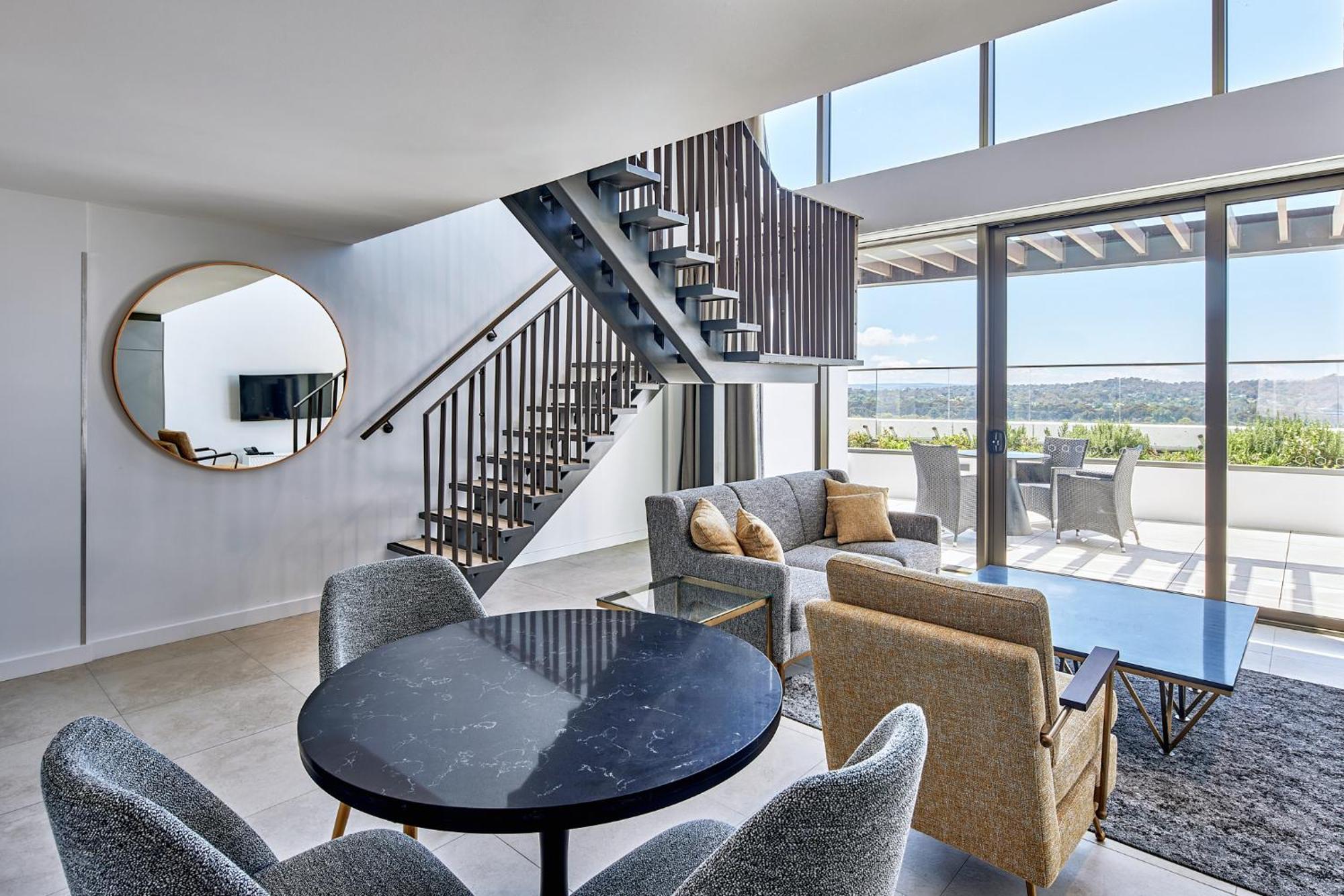 Meriton Suites Canberra Camberra Exterior foto The interior of a typical apartment at The Standard