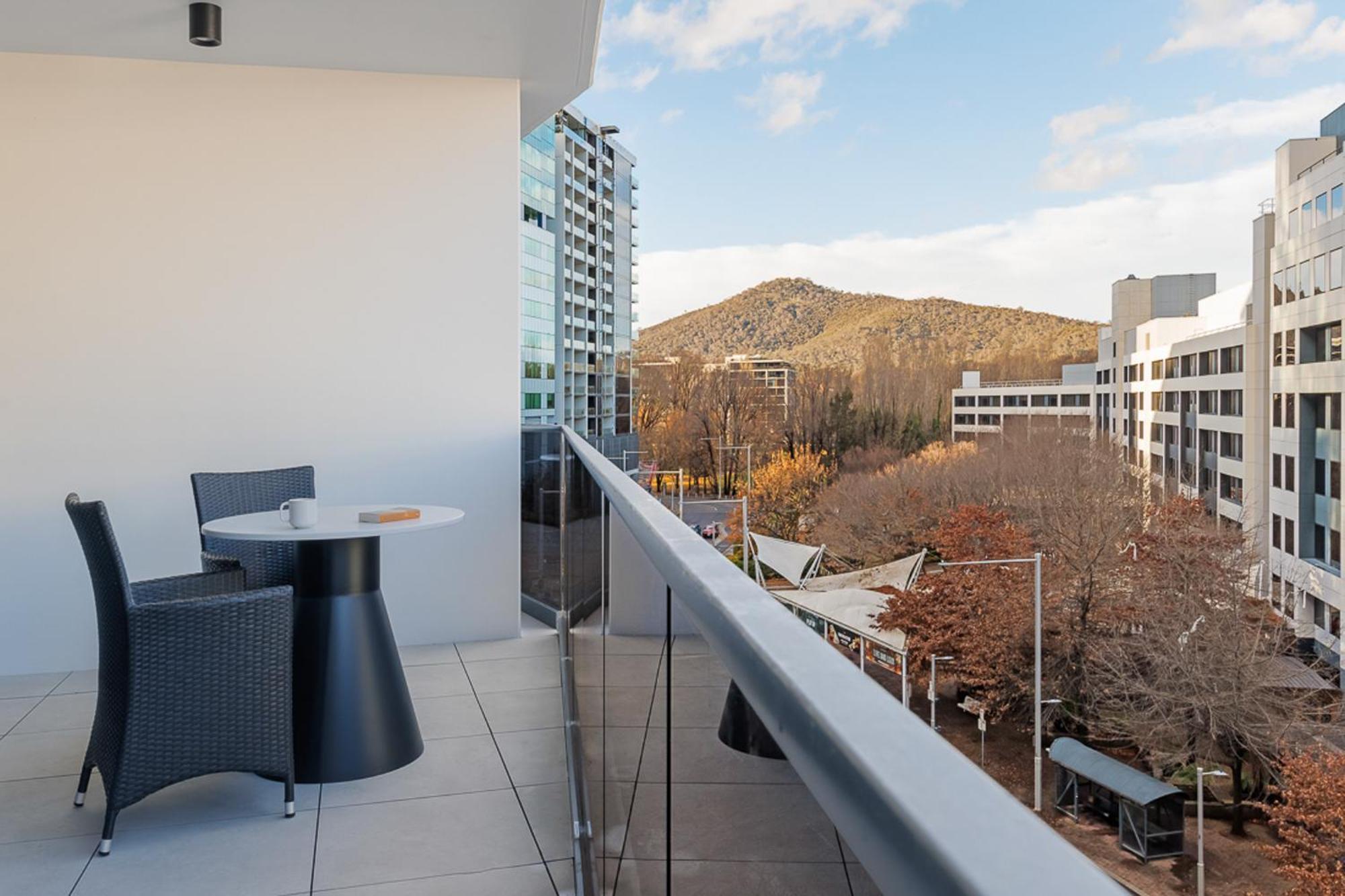 Meriton Suites Canberra Camberra Exterior foto A balcony in a residential apartment