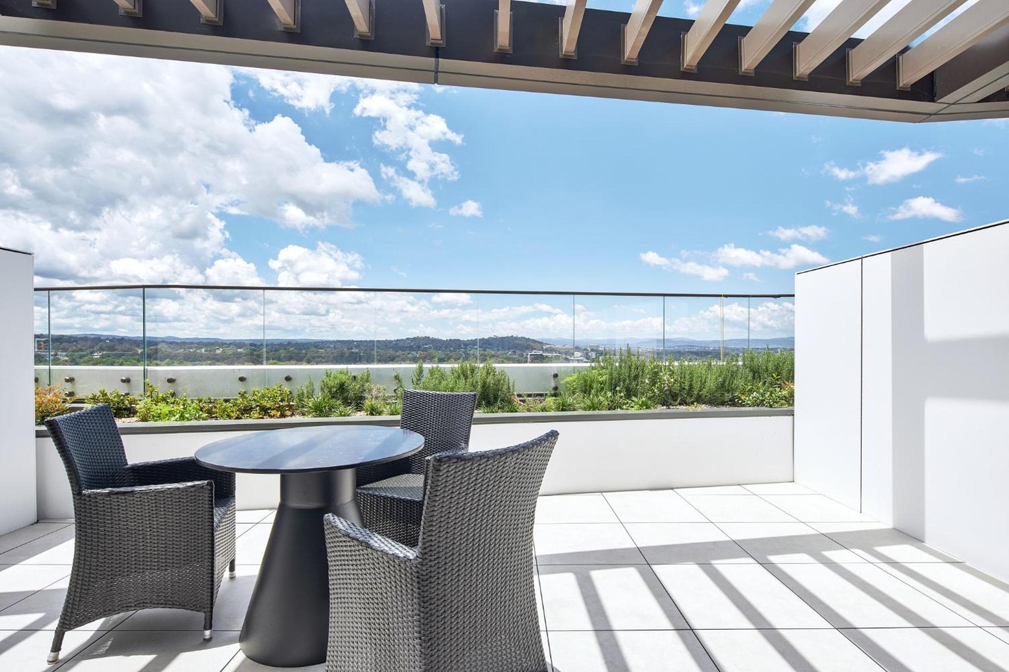 Meriton Suites Canberra Camberra Exterior foto Skyline Residences