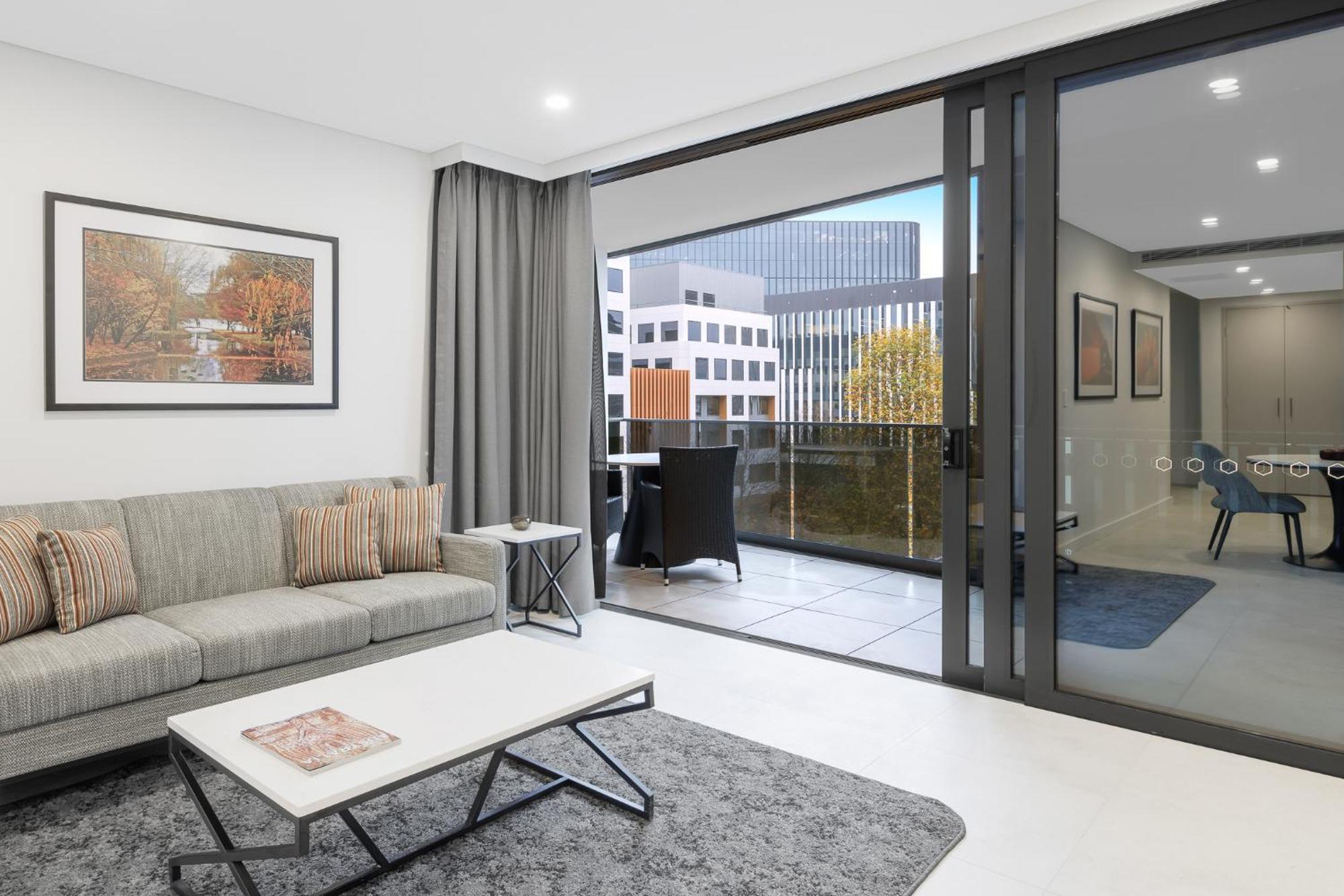 Meriton Suites Canberra Camberra Exterior foto The interior of a typical apartment