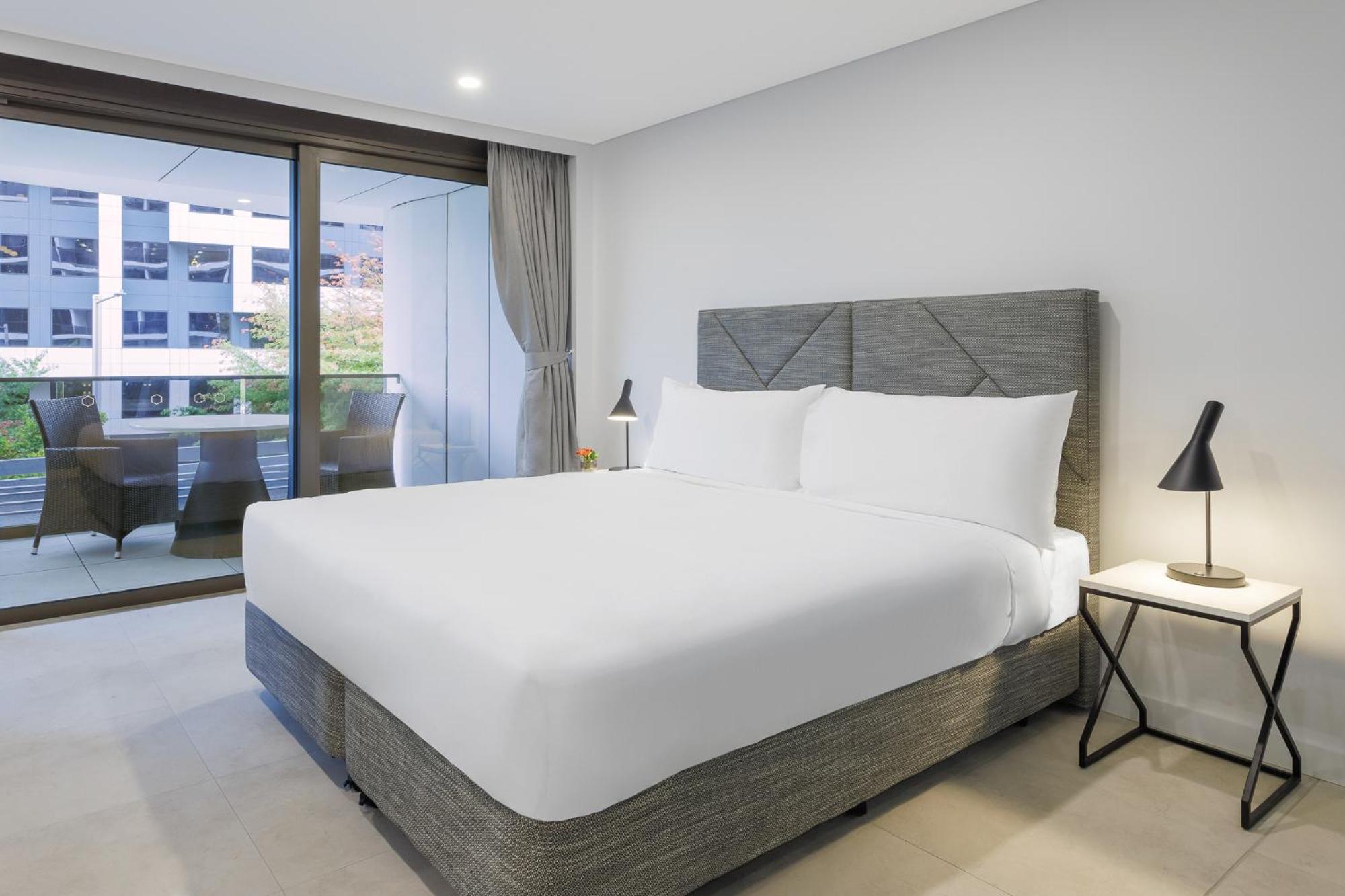 Meriton Suites Canberra Camberra Exterior foto A bed with a mattress