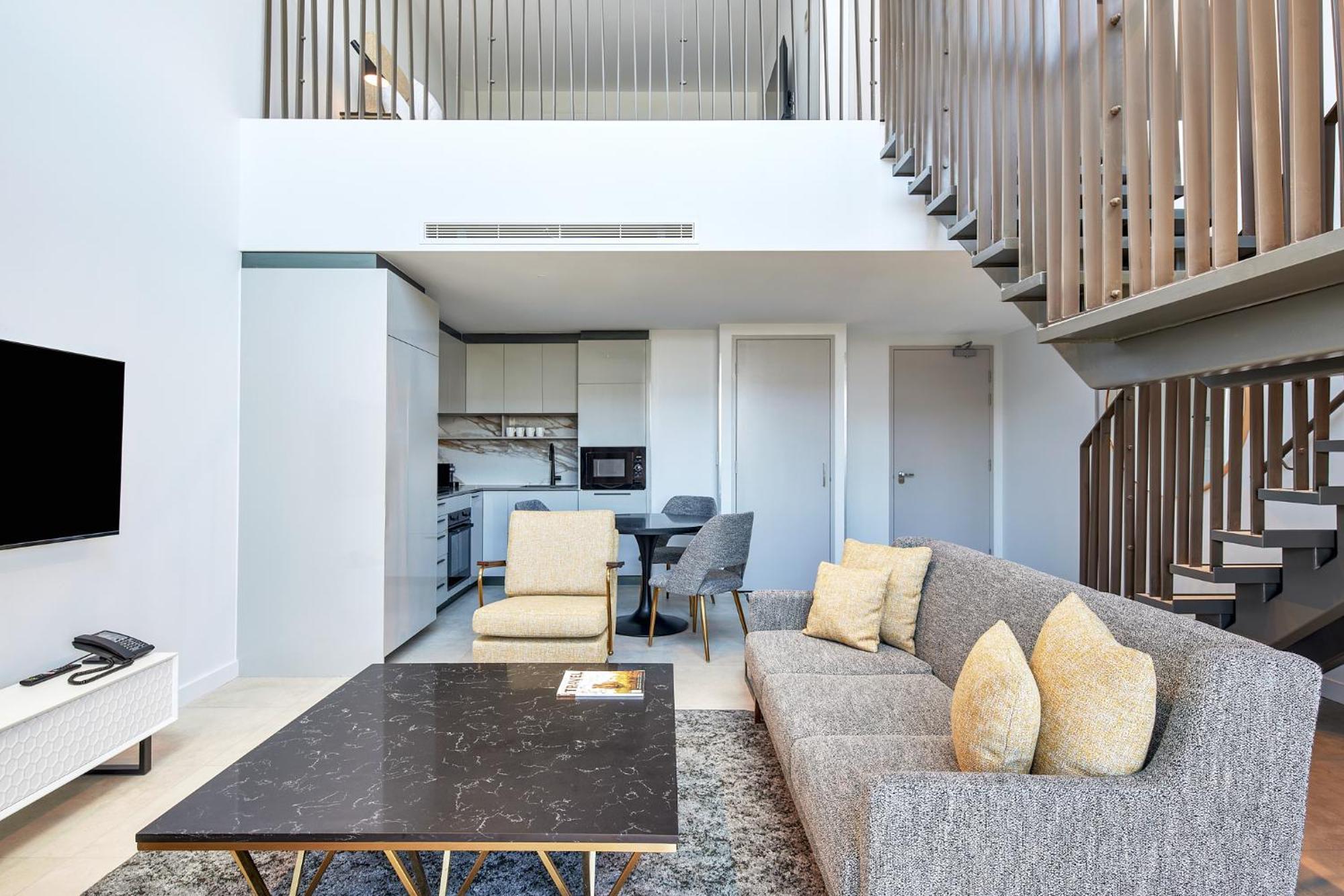 Meriton Suites Canberra Camberra Exterior foto The interior of a duplex apartment