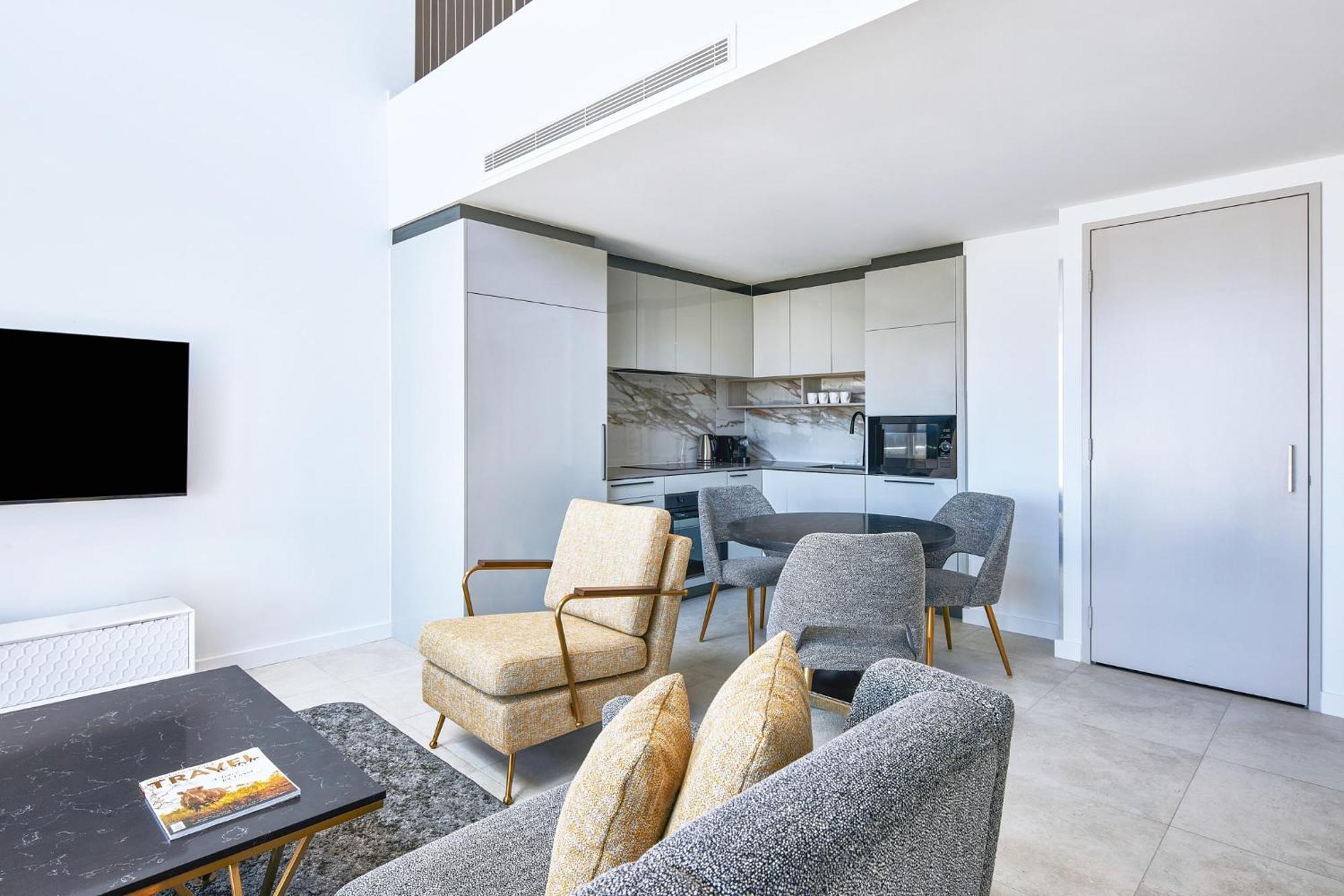 Meriton Suites Canberra Camberra Exterior foto The interior of a typical apartment