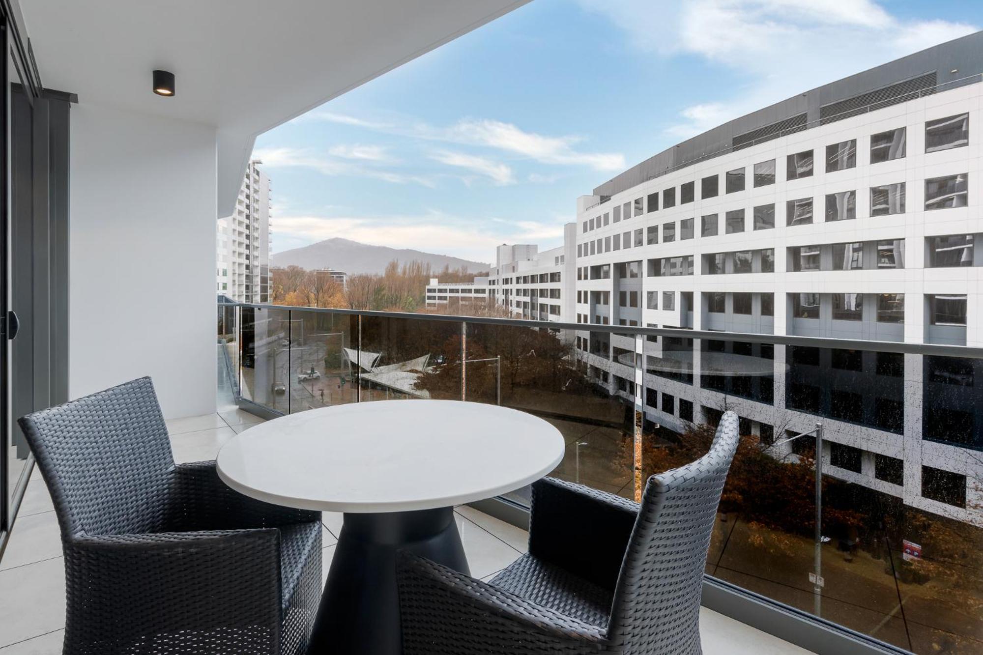 Meriton Suites Canberra Camberra Exterior foto Balcony