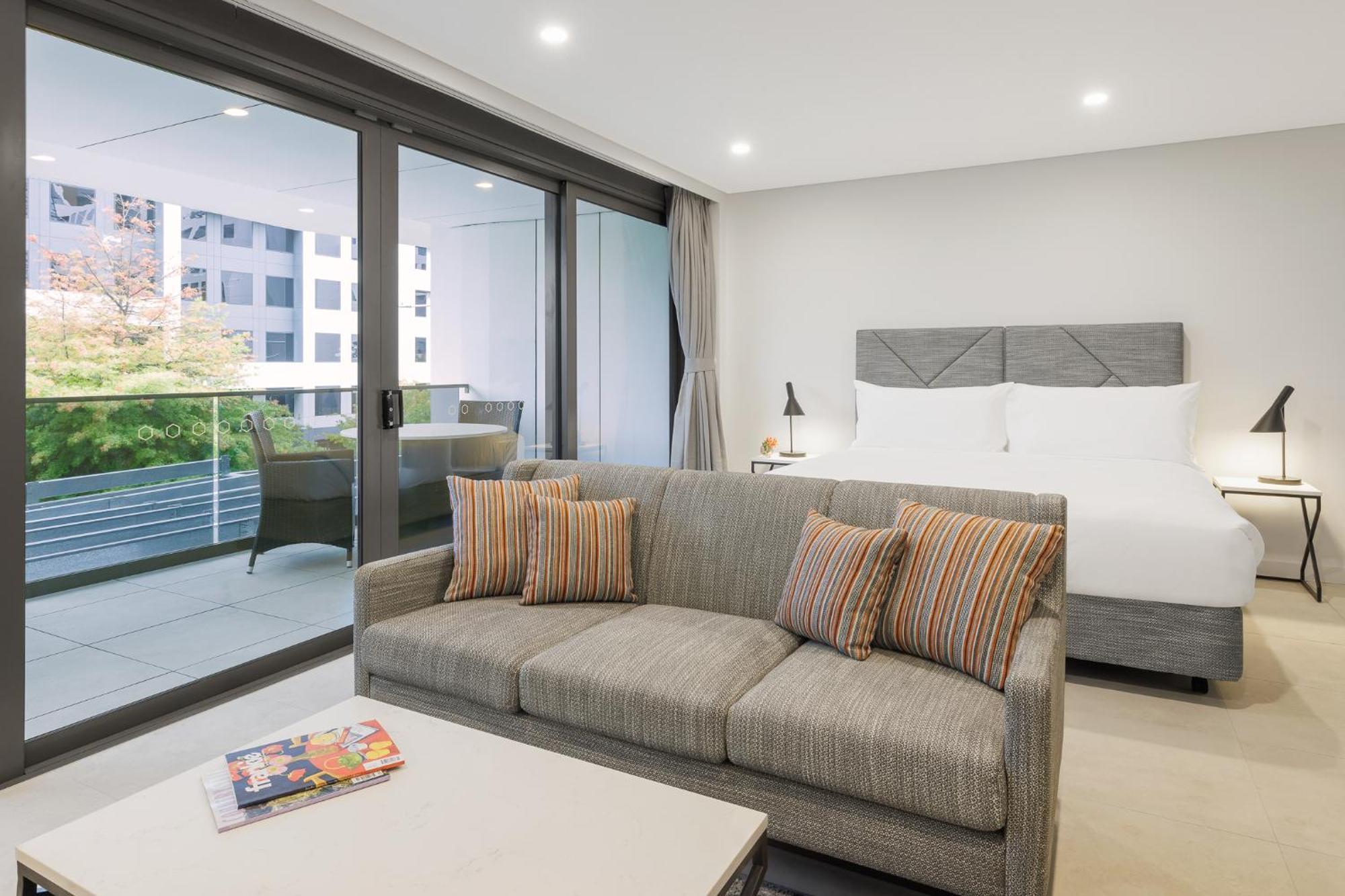 Meriton Suites Canberra Camberra Exterior foto A typical Studio apartment at the Mantra on Hay Street